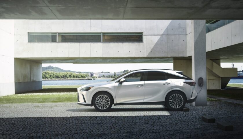 The exterior color of the 2023 Lexus RX