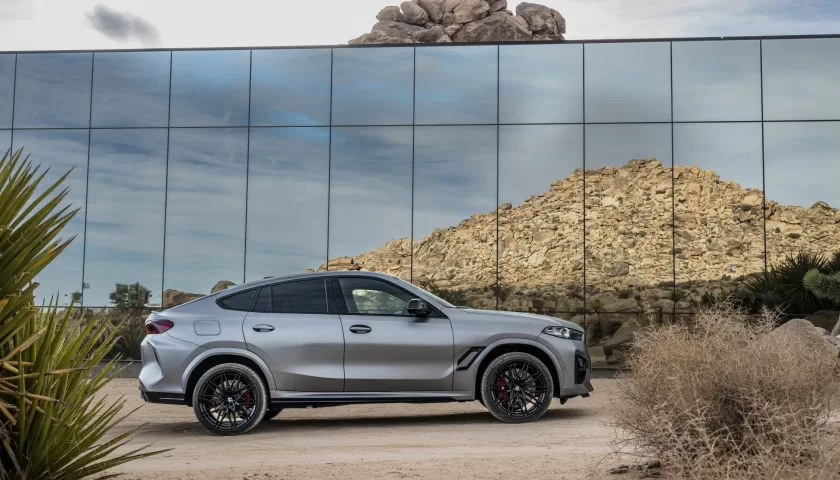 The side view of the 2023 BMW X6 M Competition