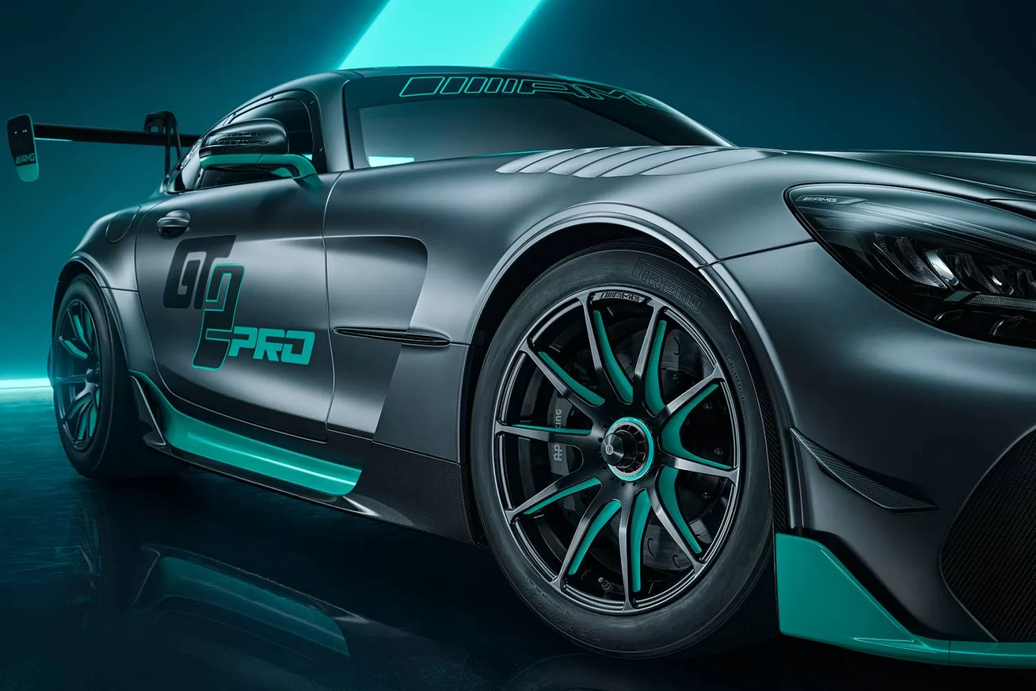 18-inch AMG light-alloy wheels painted in two colors