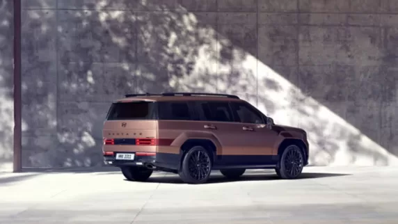 The rear and the side view of the 2024 Hyundai Santa Fe