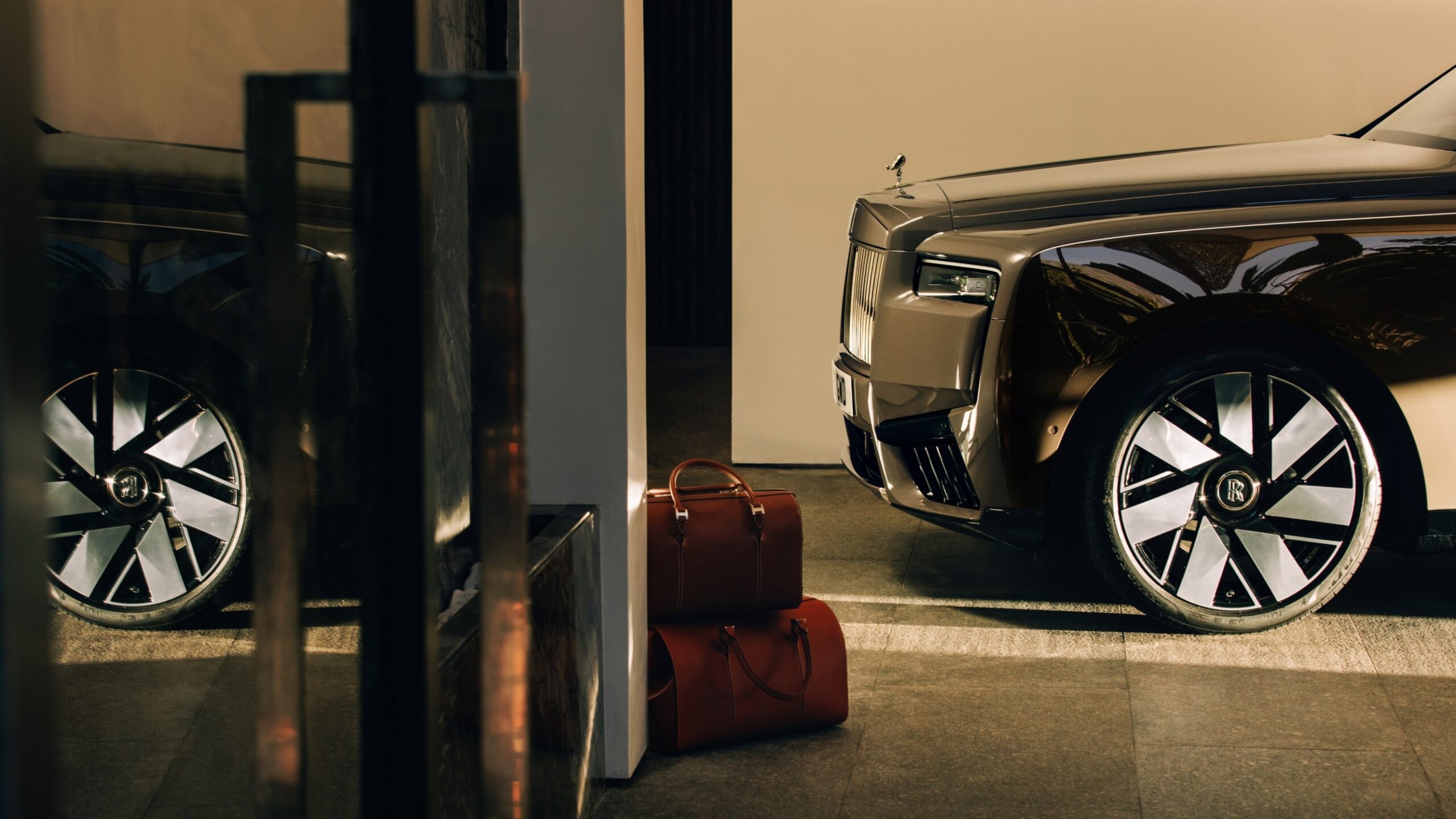 The new standard 23-inch alloy wheels on the Cullinan Series II