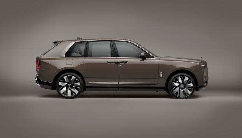 Side view of the new 2025 Rolls Royce Cullinan Series II