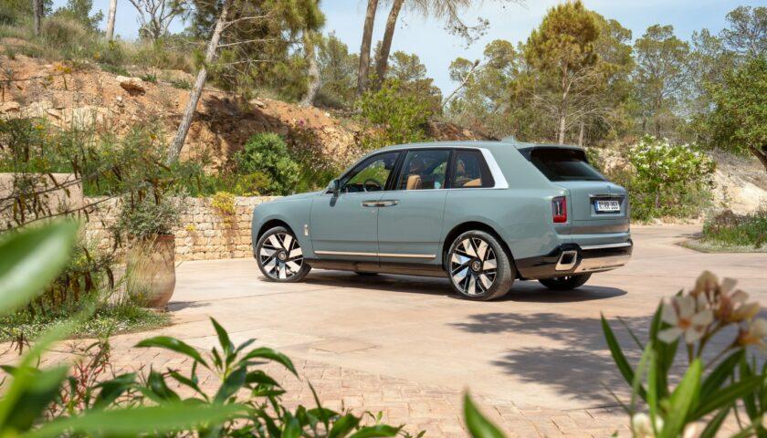 Rear view of the 2026 Rolls-Royce Cullinan Series II