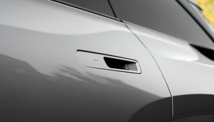 he semi-flush door handles with a newly adopted electronic latch help reduce drag, thereby improving their aerodynamic properties.