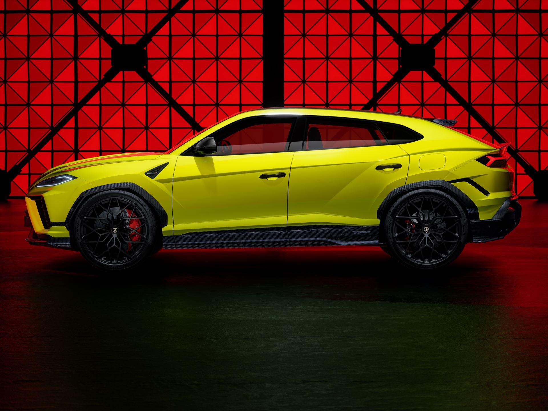 The side view of the 2027 Lamborghini Urus SE Performante