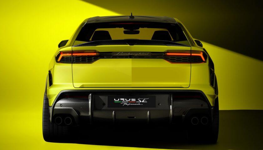 The rear view of the 2027 Lamborghini Urus SE Performante