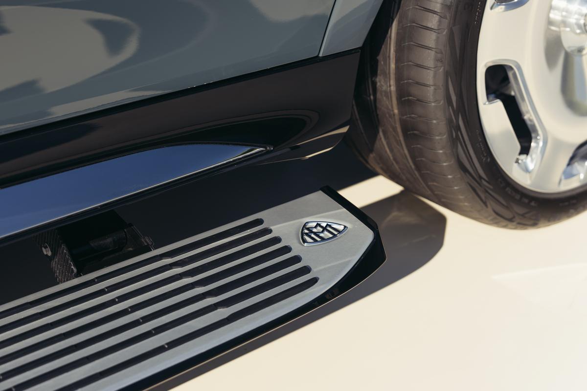 All grades come standard with electric running boards that extend smoothly into position once the door is opened. These boards are finished in anodized aluminum with non-slip black rubber inserts and a chrome Maybach emblem.
